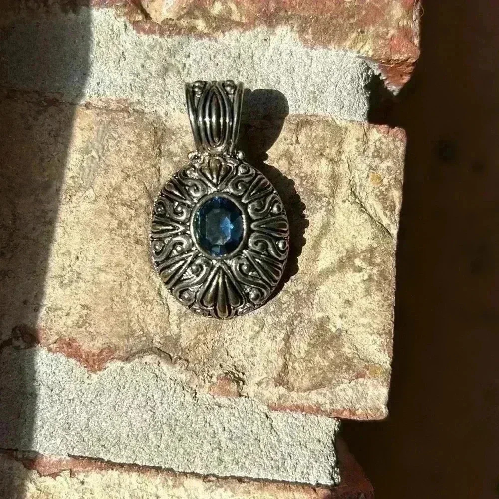 Gorgeous navy blue, dark blue stone, statement piece, beautiful, great w denim